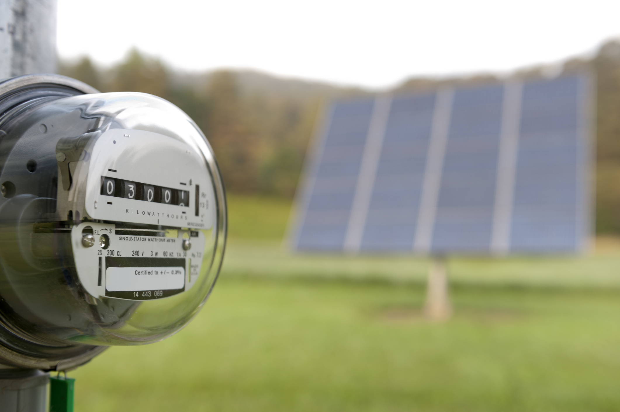 Stromzähler und Solaranlage zur Einspeisevergütung in der Schweiz