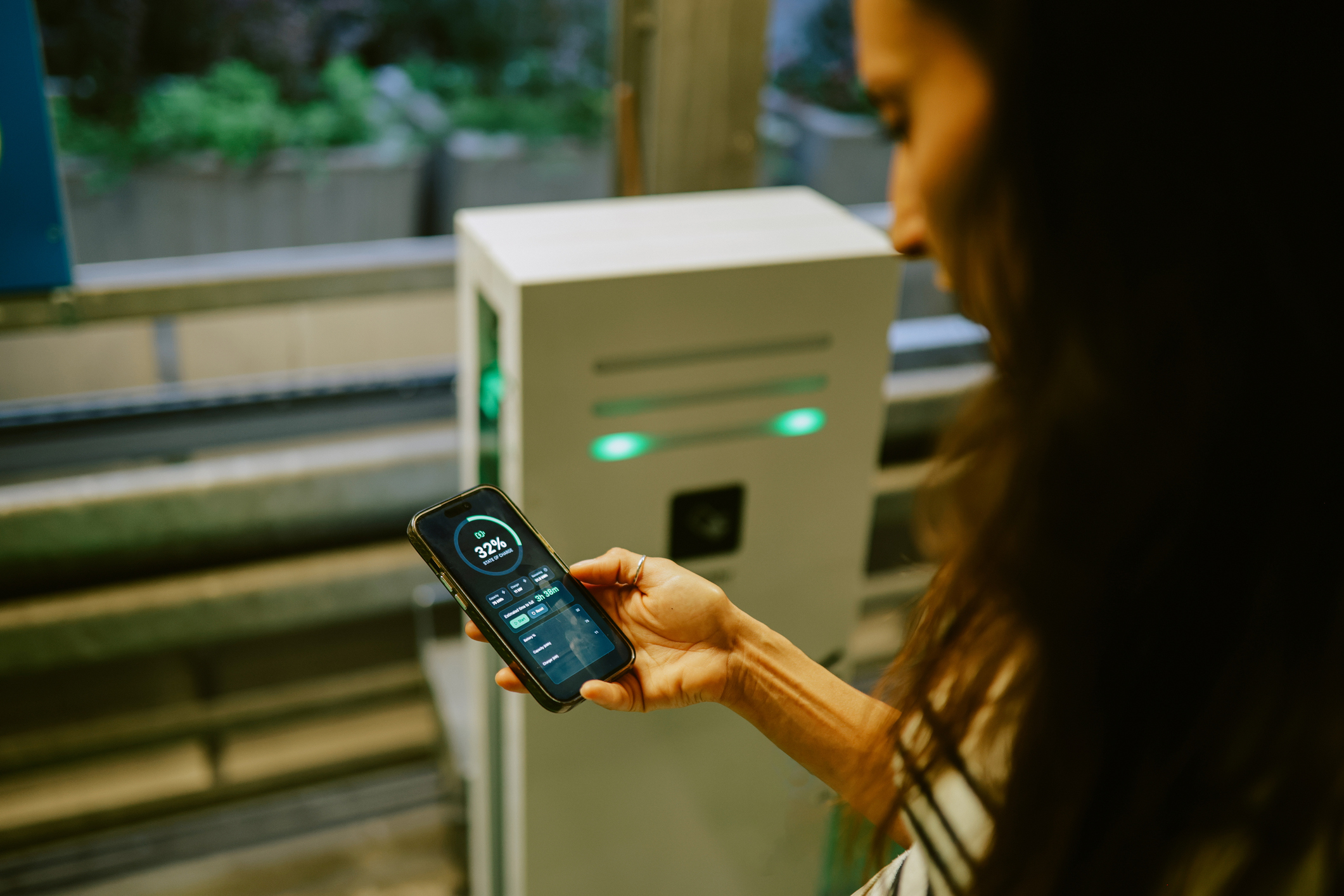 PV-Anlage mit Batteriespeicher und App-Steuerung im Haus