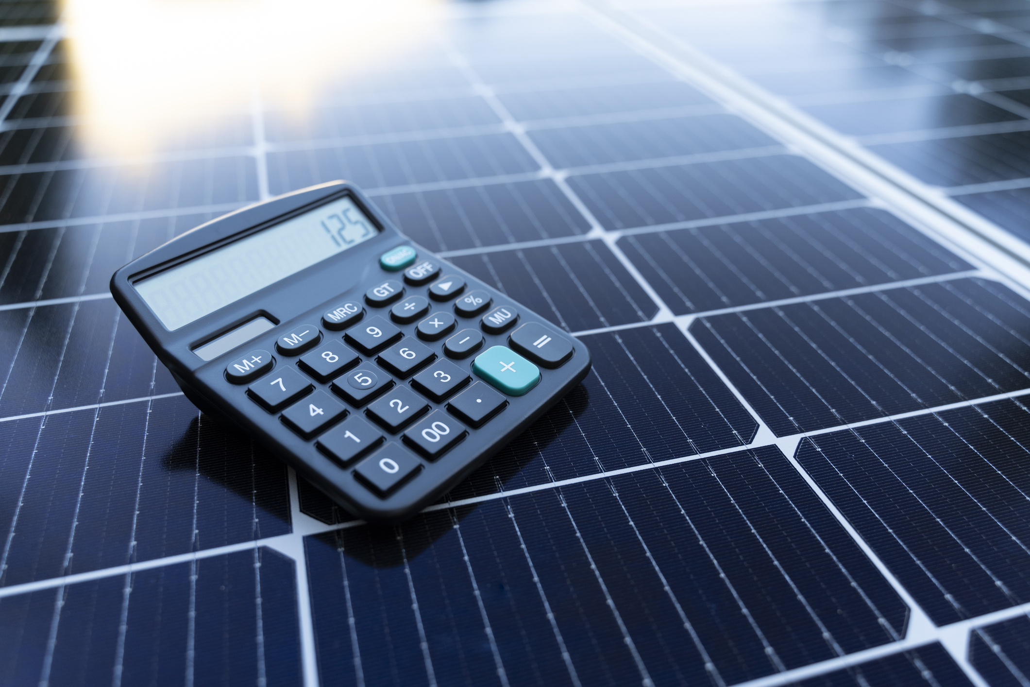 Solaranlage berechnen mit Taschenrechner und Solarmodulen