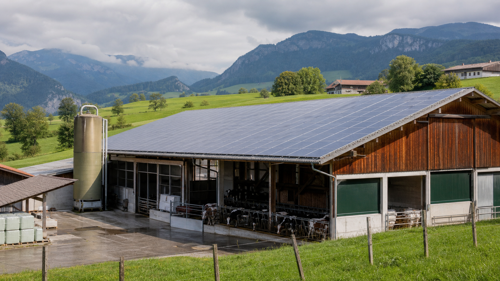 Photovoltaikanlage auf einem Bauernhof in der Schweiz
